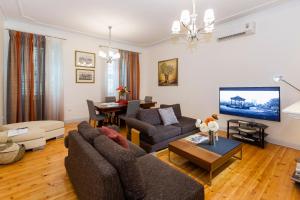 A seating area at Ampio Cantone Suite