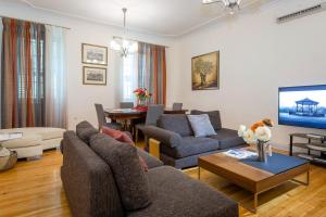 A seating area at Ampio Cantone Suite