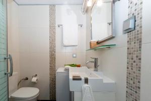 A bathroom at Ampio Cantone Suite