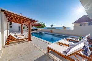 Πισίνα στο ή κοντά στο NEW! Seaview Villa MaToLi with heated 50sqm pool and 4 bedrooms, close to Split