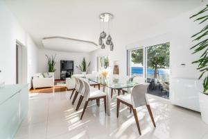 Χώρος καθιστικού στο NEW! Seaview Villa MaToLi with heated 50sqm pool and 4 bedrooms, close to Split