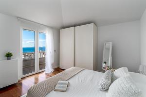 Ένα ή περισσότερα κρεβάτια σε δωμάτιο στο NEW! Seaview Villa MaToLi with heated 50sqm pool and 4 bedrooms, close to Split +55 φωτογραφίες