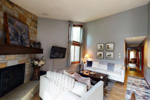 Gallery image of Lakeview Townhome Unit A5 in Avon