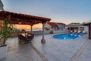 Πισίνα στο ή κοντά στο NEW! Seaview Villa MaToLi with heated 50sqm pool and 4 bedrooms, close to Split