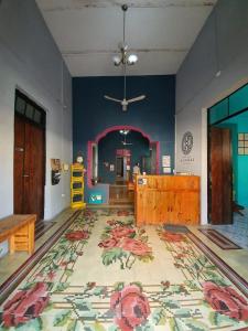 una stanza con un grande tappeto sul pavimento di Hostal Xiinbal a Mérida