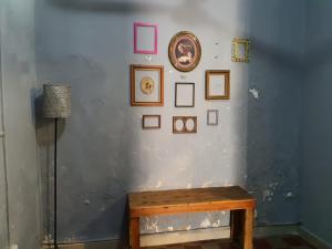 um quarto com uma mesa e quadros na parede em Hostal Xiinbal em Mérida