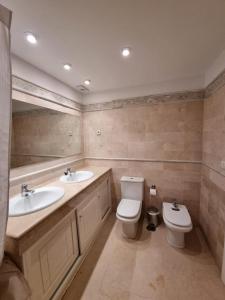 Koupelna v ubytování 5-Bed Villa Mijas La Cala Golf & Spa Resort