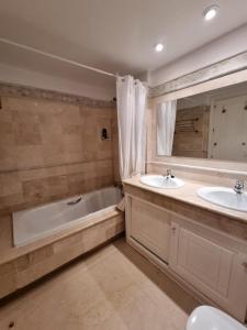 Koupelna v ubytování 5-Bed Villa Mijas La Cala Golf & Spa Resort