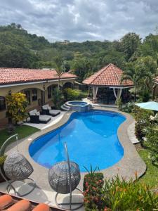 una imagen de una piscina en un complejo en Las Brisas Resort and Villas en Jacó