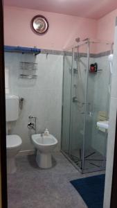 A bathroom at Salina Acroeoliano monolocale panoramico