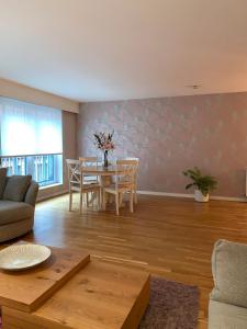 sala de estar con mesa, sillas y sofá en Merchant City Luxury 2 Bedroom Apartment with Secure Parking Available on Request, en Glasgow
