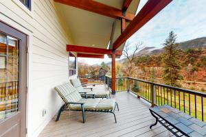 Nespecifikovaný výhled na hory nebo výhled na hory při pohledu z prázdninového domu