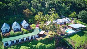 una vista aérea de una casa con patio en Fare Arana Mooréa Guesthouse, en Atiha
