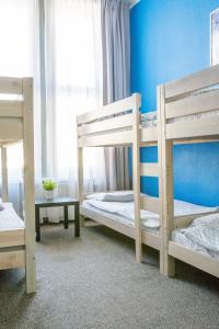 Postel nebo postele na pokoji v ubytování Moon Hostel Warszawa