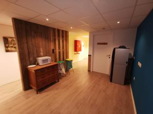 Cette chambre comprend un réfrigérateur et un bureau avec un four micro-ondes. dans l'établissement Ooostel2be Brussel, à Bruxelles