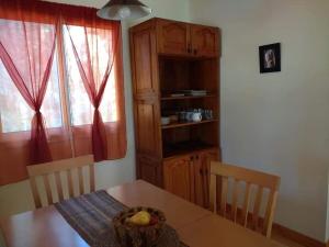 - une cuisine avec une table et un bol de fruits dans l'établissement Eco Cabaña Rural, à La Consulta