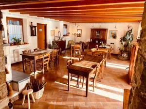 een eetkamer met houten tafels en stoelen bij Agriturismo Clochiatti in Povoletto