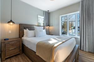 Un dormitorio con una cama grande y una ventana. en Le Viking Resort, en Sainte-Marguerite