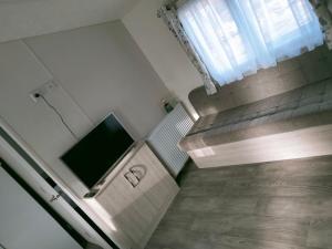 una stanza vuota con una televisione in un edificio di BJ Chalets - De Rug 1 - Vakantiepark Lauwersoog - LUXE chalet met vaatwasser! Vroege incheck! a Lauwersoog