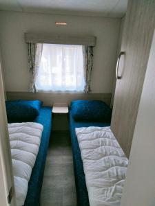 Letto o letti in una camera di BJ Chalets - De Rug 1 - Vakantiepark Lauwersoog - LUXE chalet met vaatwasser! Vroege incheck!