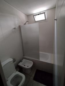 La salle de bains est pourvue de toilettes, d'un lavabo et d'une fenêtre. dans l'établissement Necochea Isor, à Godoy Cruz