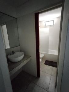 La salle de bains est pourvue d'un lavabo, d'une baignoire et de toilettes. dans l'établissement Necochea Isor, à Godoy Cruz