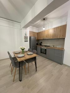 Virtuvė arba virtuvėlė apgyvendinimo įstaigoje Mamaia Moonlight Apartment