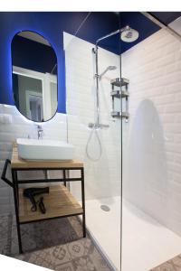 une salle de bain avec un lavabo et un miroir dans l'établissement Warsaw Concierge Flat6 Hoza, à Varsovie