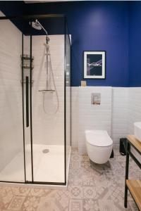 W łazience znajduje się przeszklony prysznic i toaleta. w obiekcie Warsaw Concierge Flat6 Hoza w Warszawie