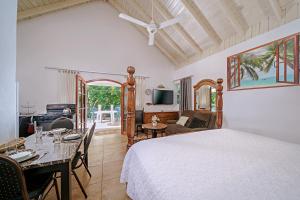 TV a/nebo společenská místnost v ubytování Beach House Condos, Negril
