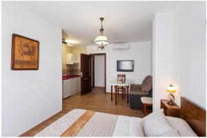 ein Wohnzimmer mit einem Sofa und einem Esszimmer in der Unterkunft APARTAMENTO EN OLVERA CON GARAJE in Olvera