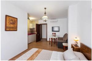 Una sala de estar con un sofá y un comedor. en APARTAMENTO EN OLVERA CON GARAJE, en Olvera