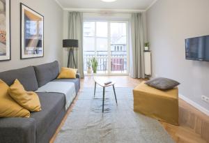 un salon avec un canapé et une table dans l'établissement Warsaw Concierge Flat6 Hoza, à Varsovie