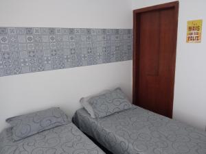 a small bedroom with a bed and a pillow at kit Catavento in Brasilia