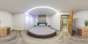 Postel nebo postele na pokoji v ubytování Gamma Apartmanok és Jakuzzi + 19 fotografií