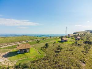 une vue de tête sur une petite maison sur une colline dans l'établissement Pousada Gaya, à Carrancas