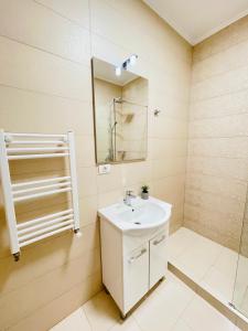 een badkamer met een wastafel en een spiegel bij Royal Moonlight Apartment in Mamaia