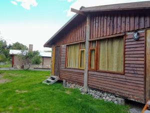a small wooden house with a window on a yard at Don Edmundo Trevelin in Trevelín