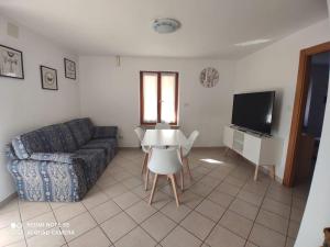 a living room with a couch and a table and a tv at Appartamento SUNRELAX in Riva del Garda