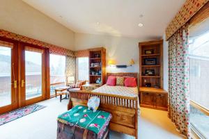 um quarto com uma cama e uma cadeira em Aspen Meadows Resort 111 em Aspen