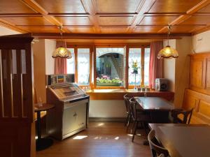 Kuchyň nebo kuchyňský kout v ubytování Casa Job - Gasthaus - Sauna, Whirlpool - Trun + 8 fotografií