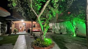Zahrada ubytování Pousada São Jorge 1 MIN A PÉ DA PRAIA Casa de família, simples e aconchegante, Na Av principal da praia café disponível até 12hs cozinha completa e churrasqueira disponível para uso ar cond das 20hs as 8 30