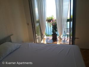 Postel nebo postele na pokoji v ubytování Kvarner Apartments II - Mošćenička Draga