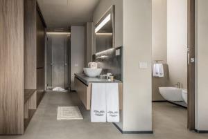Un baño con lavabo, inodoro y bañera. en VILLA MOLLI Lago di Como, en Sala Comacina
