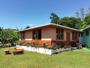 ein kleines Haus mit einer Bank davor in der Unterkunft Campo Azul - Monteverde in Monteverde Costa Rica
