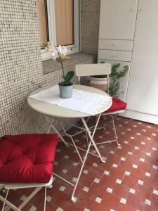 1 mesa y 2 sillas en una habitación en Apartamento Gijon Playa, en Gijón