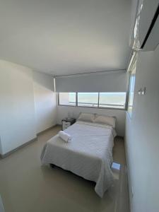 um quarto com uma cama e uma grande janela em Vista mar!! em Cartagena das Índias