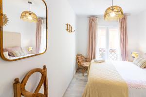 a bedroom with a bed and a mirror at Apartamento Vicky Victoria in Málaga