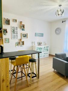 uma sala de jantar com mesa e cadeiras em Ravissant T2 proche centre-ville et Jard em Châlons-en-Champagne