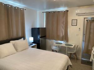 Postel nebo postele na pokoji v ubytování Tiana Beach Inn